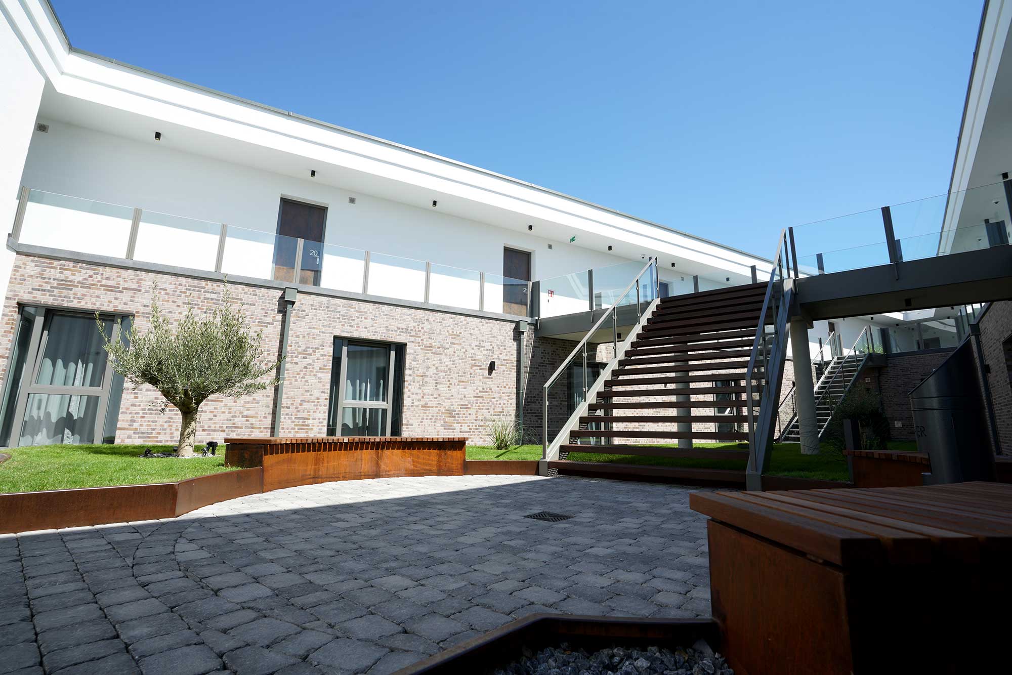 Motel24 Rietberg Innenhof CarlMakesMedia Motel24 Rietberg Innenhof