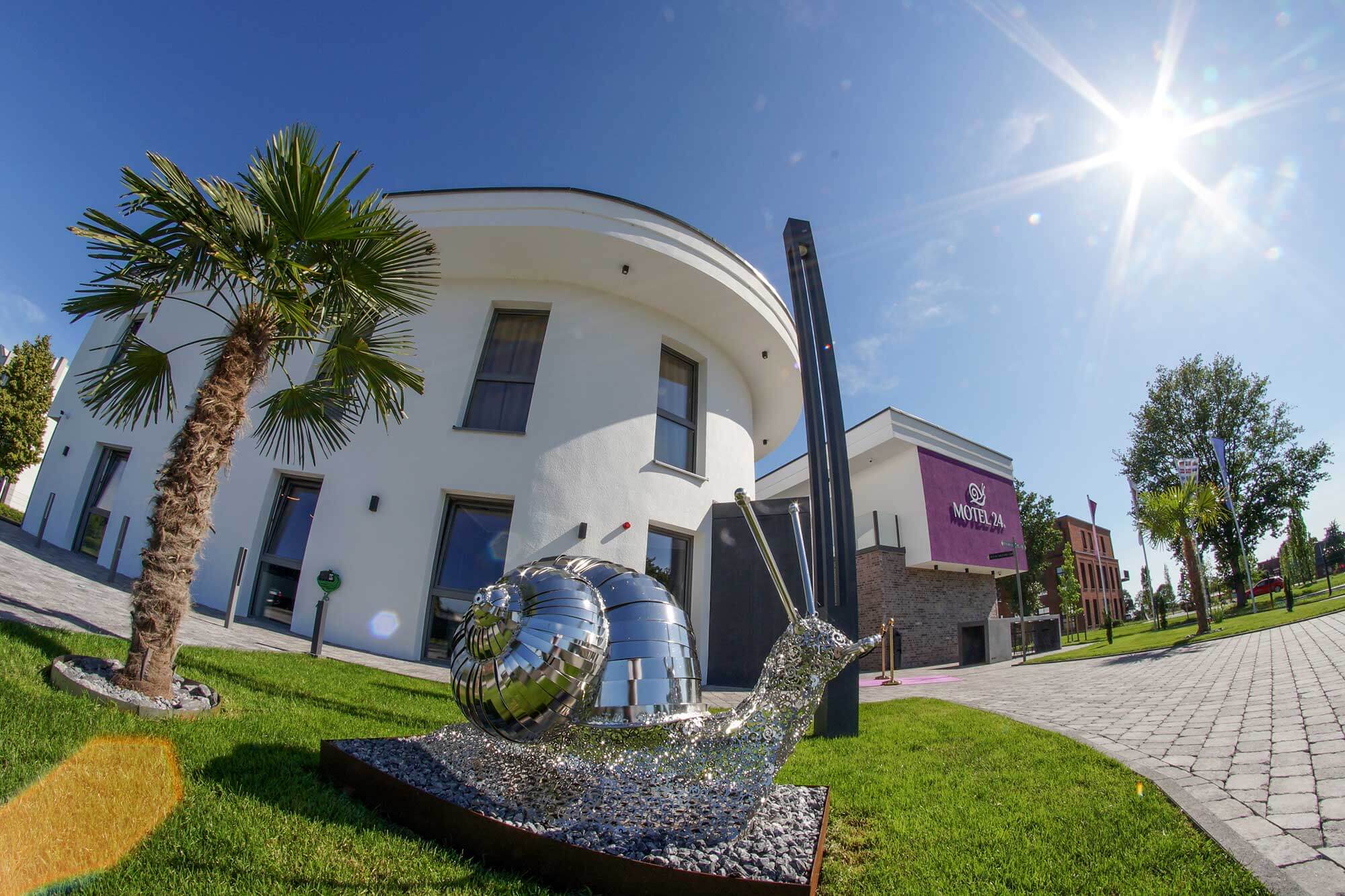 Motel24 Rietberg Eingang mit Logoschnecke CarlMakesMedia Motel24 Rietberg Eingang mit Logoschnecke