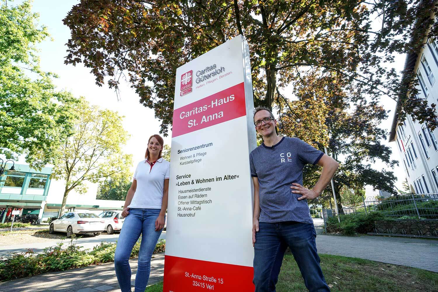 Gemeinsam für die Gemeinschaft: Unsere engagierten Caritas-Mitarbeiter vor dem St. Anna's Haus "Zufriedene Caritas-Mitarbeiter stehen vor dem Caritas-Haus St. Anna und repräsentieren die breite Palette der Dienstleistungen, die die Caritas anbietet.