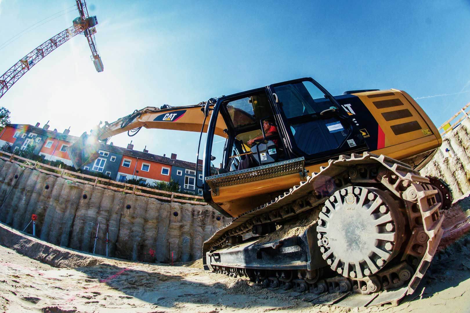 Long-Front Bagger Hagedorn 3 "Strahlender Sonnenschein begleitet den imposanten LongFront Bagger von Hagedorn bei seiner beeindruckenden Arbeit – ein eindrucksvolles Spiel von Licht und Schatten."