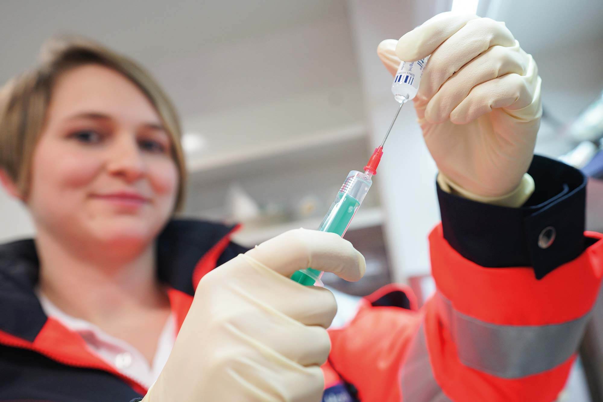 Das Rettungsteams in Gütersloh. Notärztin/Rettungssanitäterin Eine engagierte Notärztin/Rettungssanitäterin bereitet sich vor, um Leben zu retten - Ein Job, der zählt! Werden Sie Teil unseres Rettungsteams in Gütersloh.