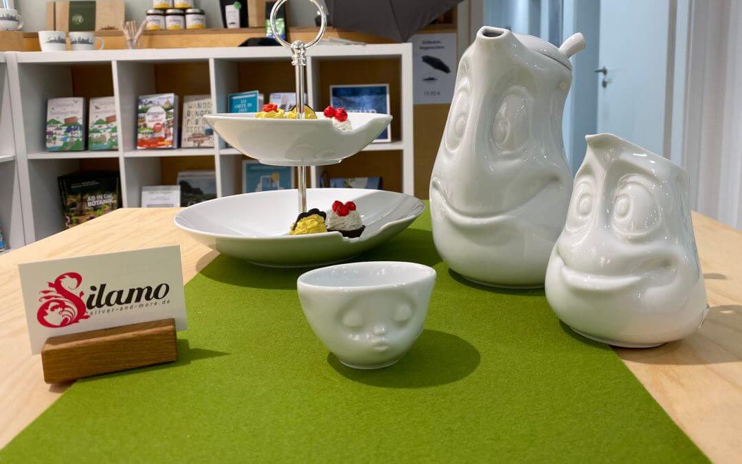 Amüsantes Geschirr und Lampen im Pop-Up-Regal der Gütersloh-Marketing