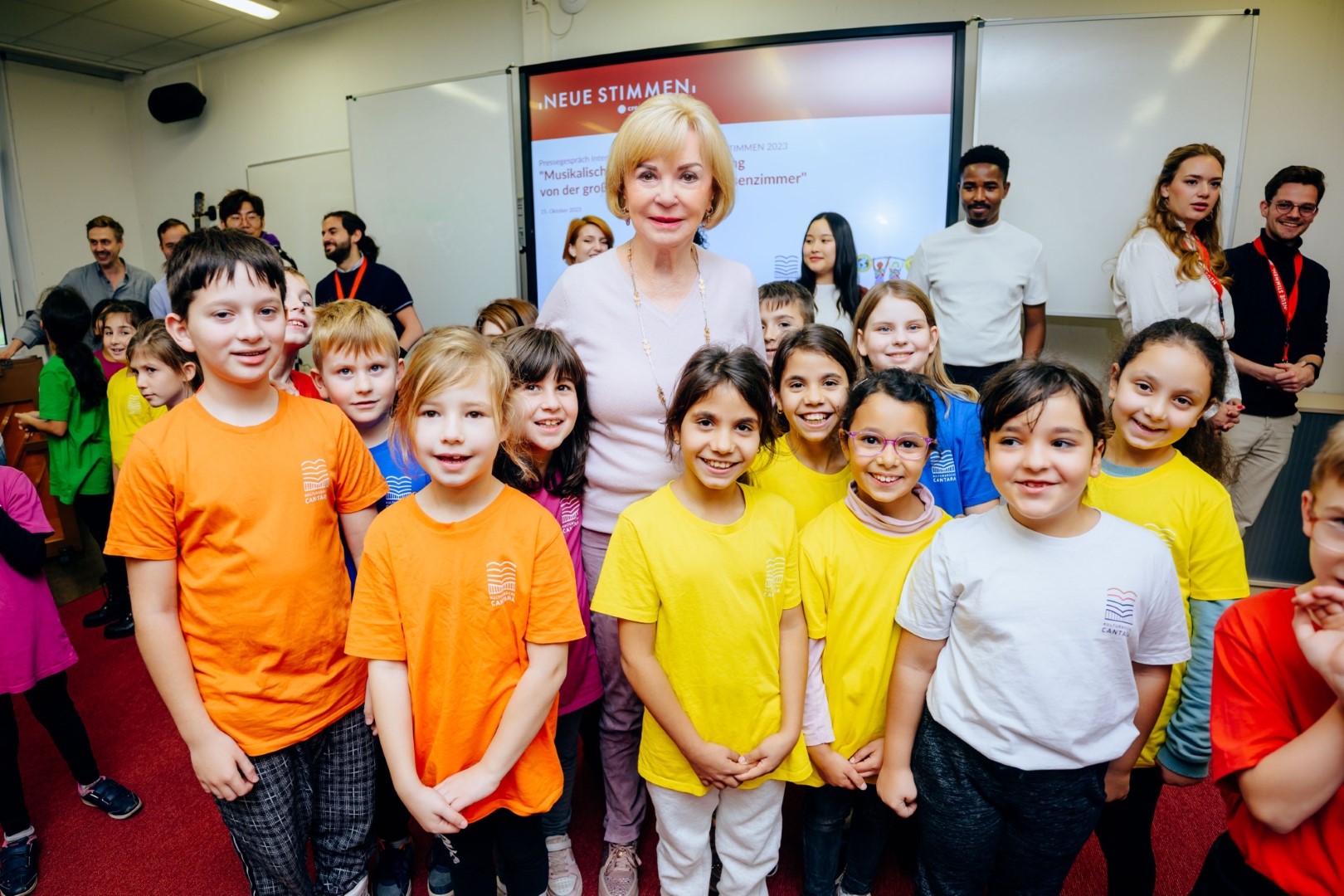 Liz Mohn mit Kindern aus dem Kinderchor-Projekt "Cantara"