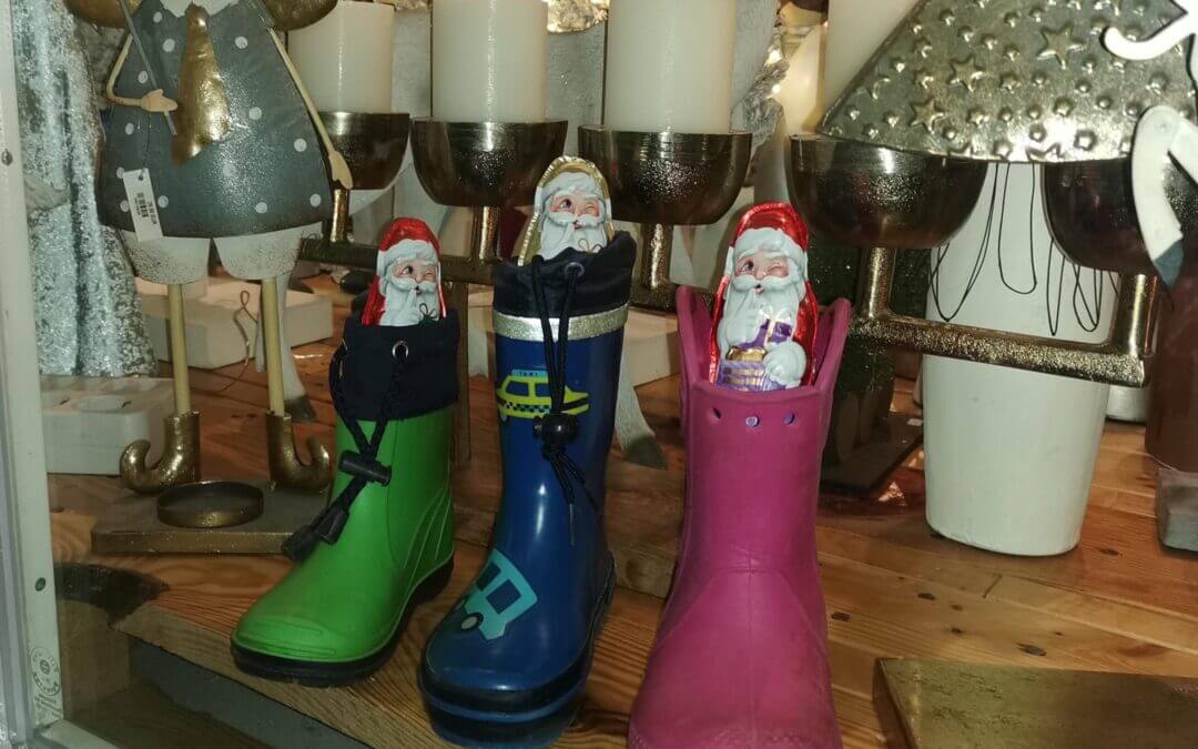 Nikolaus befüllt Stiefel der Rietberger Kinder