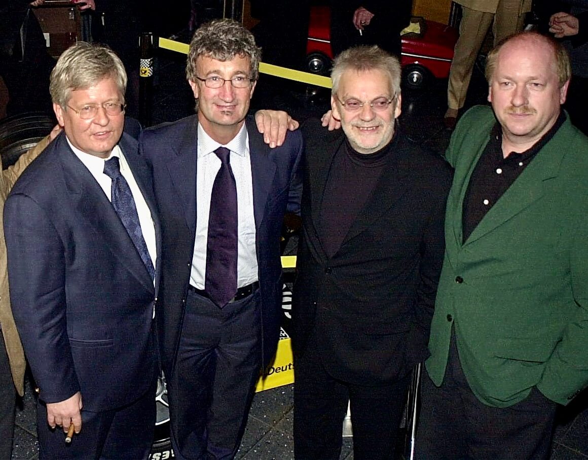 Gert Schukies und Heino Nollmann stehen Eddie Jordan und Philip Wietlake
