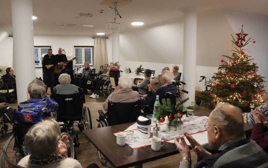 Weberei unterwegs: Festlicher Jahresabschluss in Seniorenheim