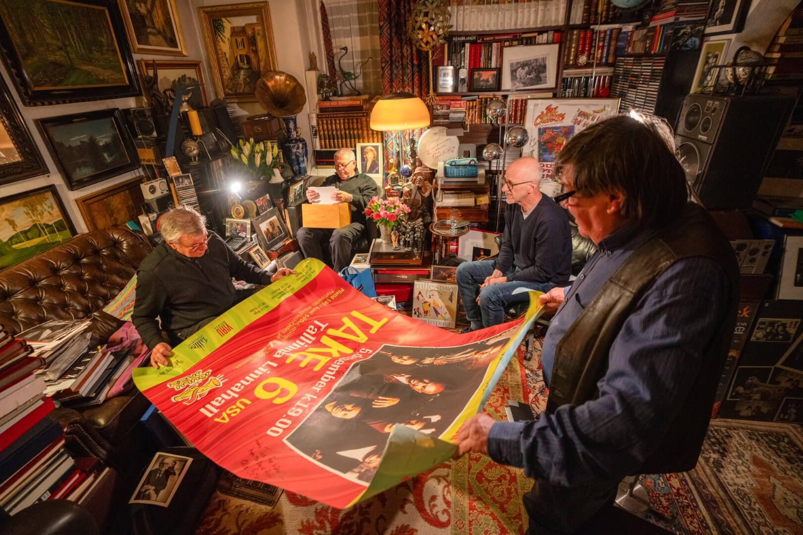 Seine befreundeten Künstler waren Josef so  verbunden, dass sie ihm sogar ein riesiges Veranstaltungsplakat aus Talin nach Gütersloh mitbrachten