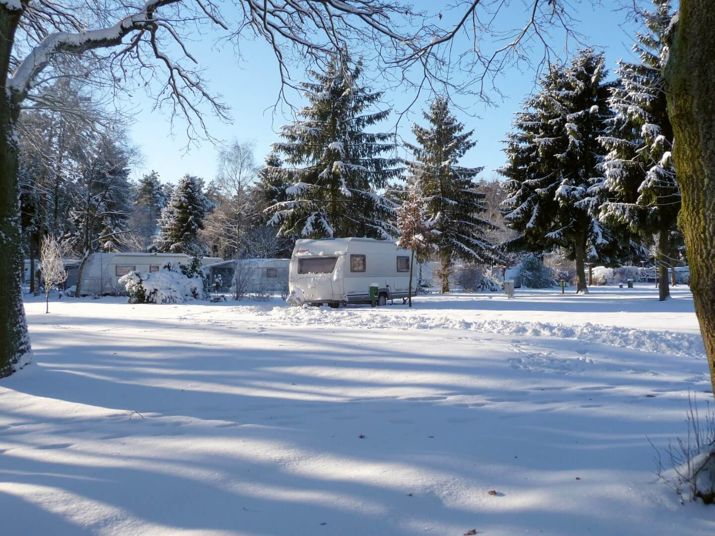 Winterliche Idylle am Campingplatz im Furlbachtal – Entspannung pur abseits des Alltags auf Magazin Carl entdecken