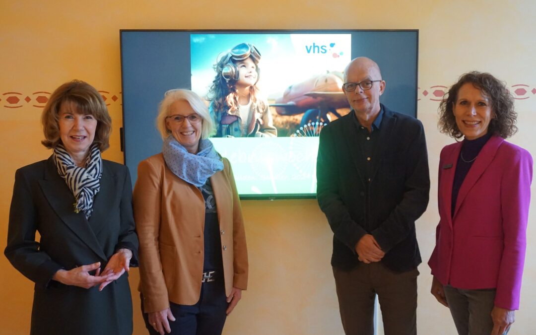 Von Farbenrausch bis Hip-Hop: Programm für „Erlebniswochen Ferien.Bilden.Schüler“ 2024 in der Volkshochschule vorgestellt